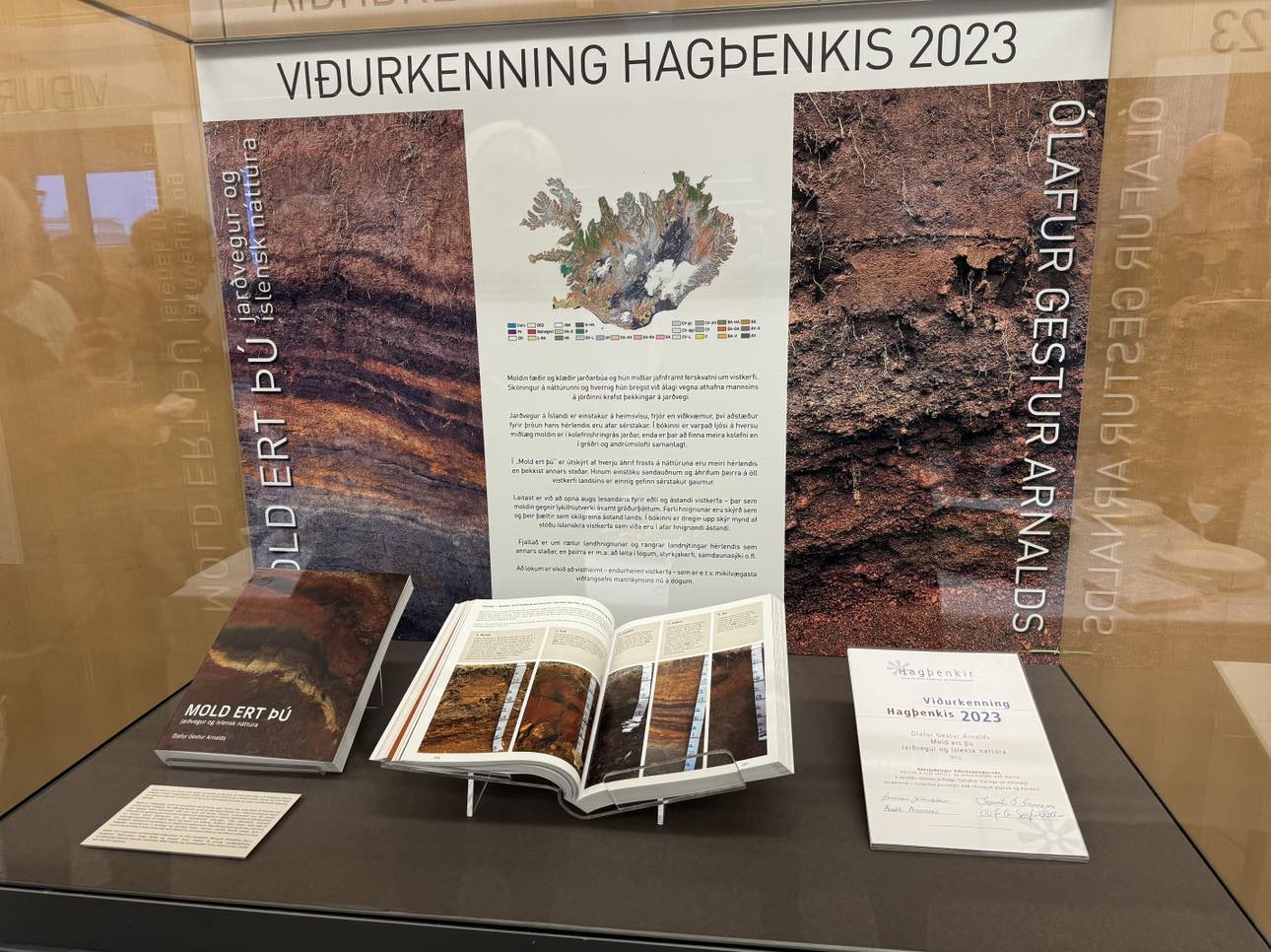 Dr. Ólaf­ur Gest­ur Arn­alds, pró­fess­or við Landbúnaðarháskóla Íslands, hlaut í dag Viður­kenn­ingu Hagþenk­is 2023 fyr­ir bókina Mold ert þú – Jarðveg­ur og ís­lensk nátt­úra sem Iðnú gef­ur út.