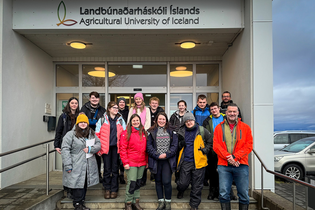 Nemendur í umhverfisvísindum ásamt kennurum sínum frá University of Highlands and Islands í Skotlandi heimsóttu Hvanneyri