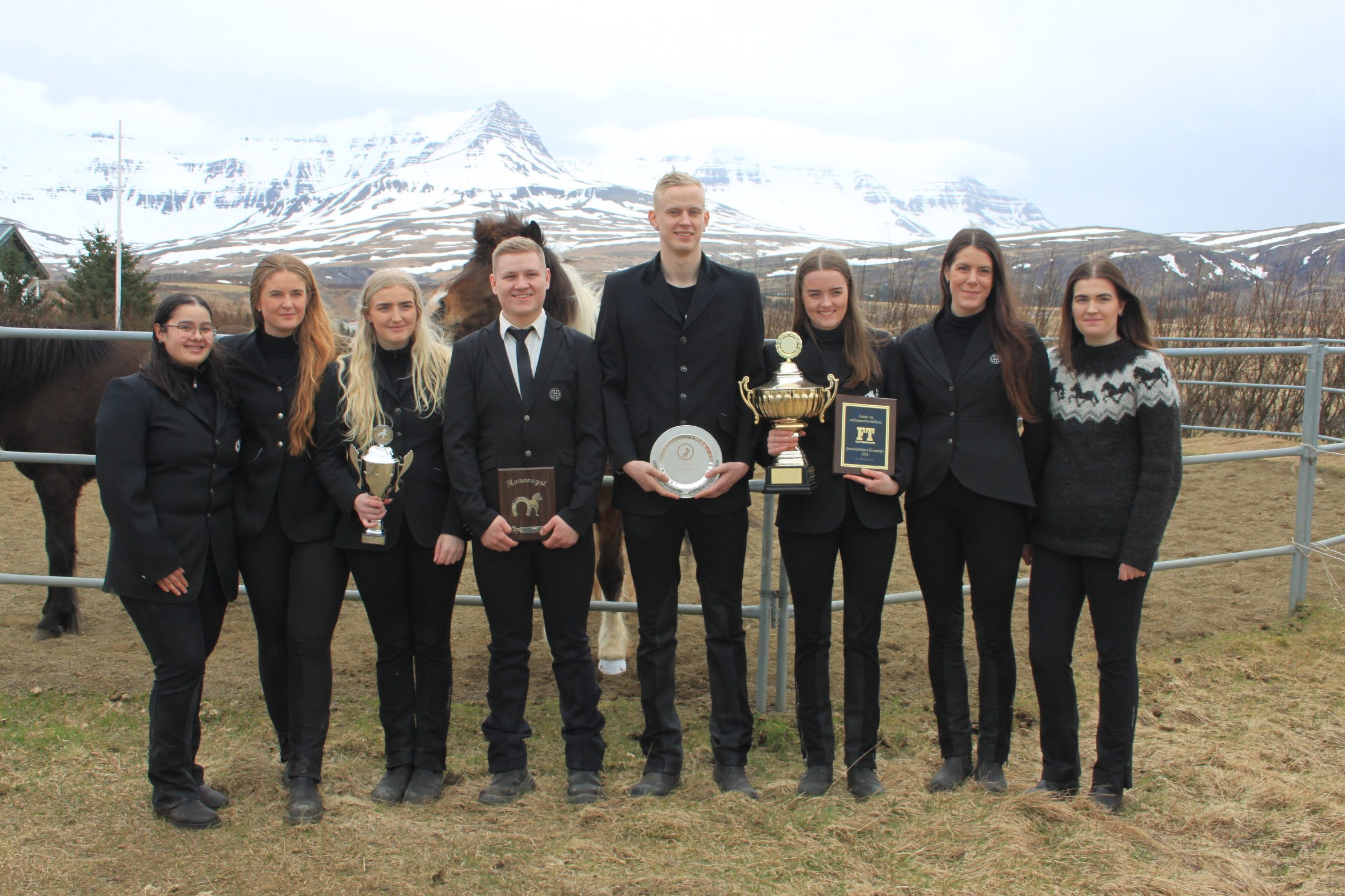 Búfræðinemendur að loknum Skeifudegi. Frá vinstri Maria Damalee, Erla Björg Björnsdóttir, Linda Bjarnadóttir, Helgi Valdimar Sigurðsson, Gissur Gunnarsson, Sigríður Magnea Kjartansdóttir, Salbjörg Ragna Sævarsdóttir, Vilborg Hrund Jónsdóttir.